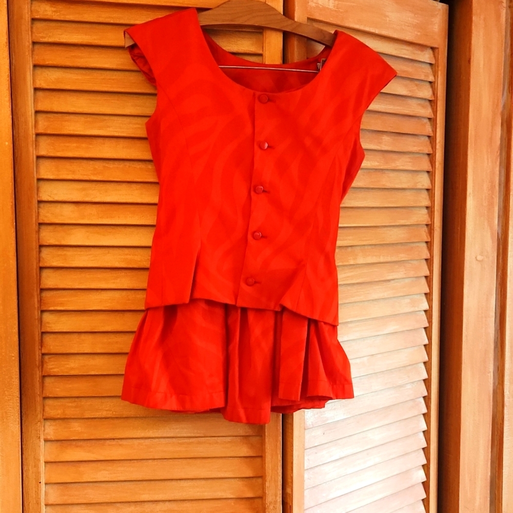 Gorgeous Valentino Boutique skirt suit